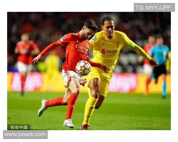 意甲激战：本菲卡与利物浦战成平局逆转瞬间点燃全场激情