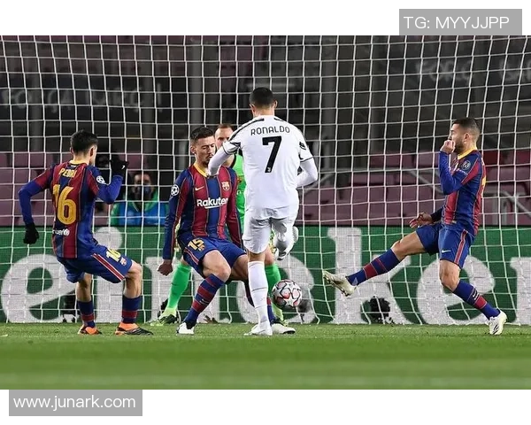 德甲精彩对决巴萨与尤文图斯战成平局神扑瞬间引发全场热烈反响 德甲精彩对决巴萨与尤文图斯战成平局神扑瞬间引发全场热烈反响