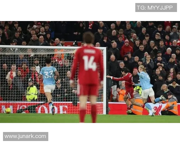 欧联杯经典对决曼联逆转曼城补时绝杀引爆全场激情