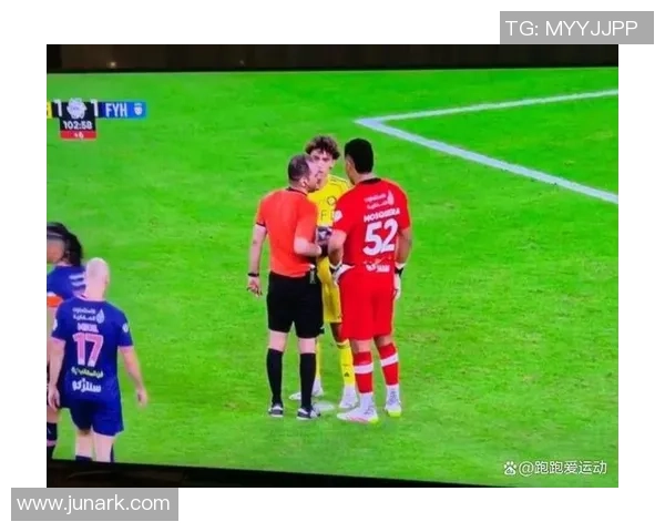 国王杯曼联逆转AC米兰神扑成焦点争议判罚引发热议